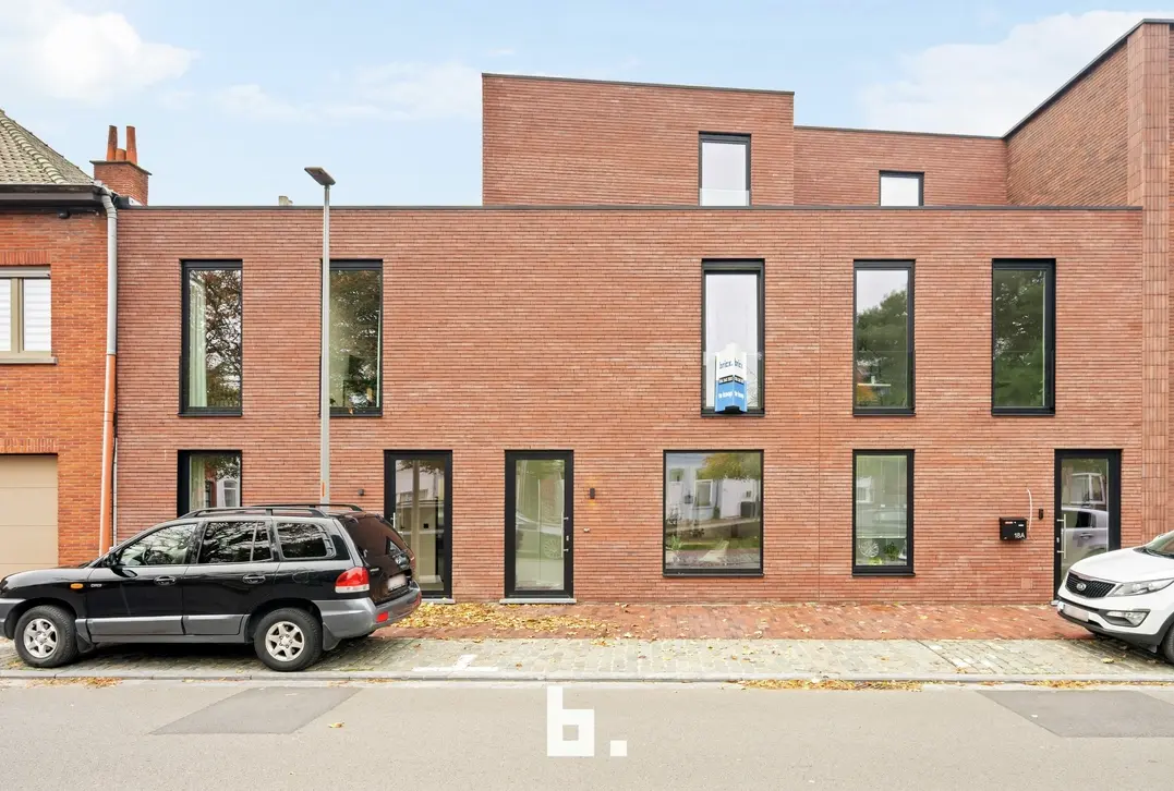 Volksplein 18B, 8500 Kortrijk - €444.852,64 - Instapklare nieuwbouwwoning met 5 slaapkamers, tuin, dakterras en garagebox in hartje Kortrijk!