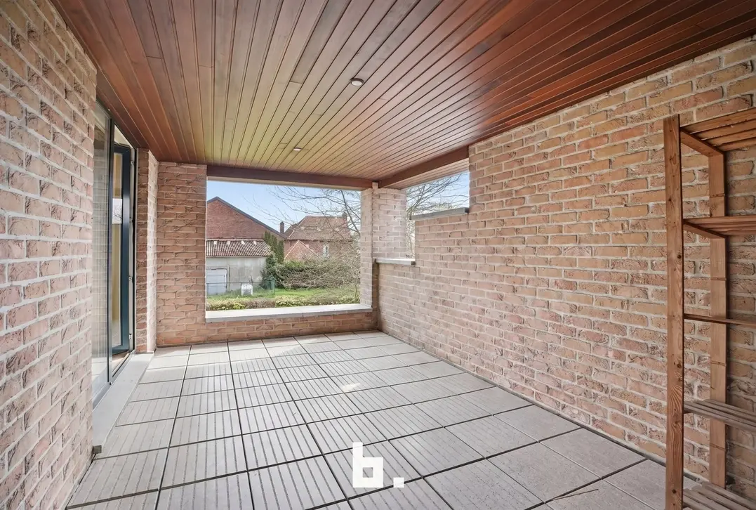 Unieke combinatie: Feestzaal met ruim appartement en grote parking te koop te Izegem! - Izegem