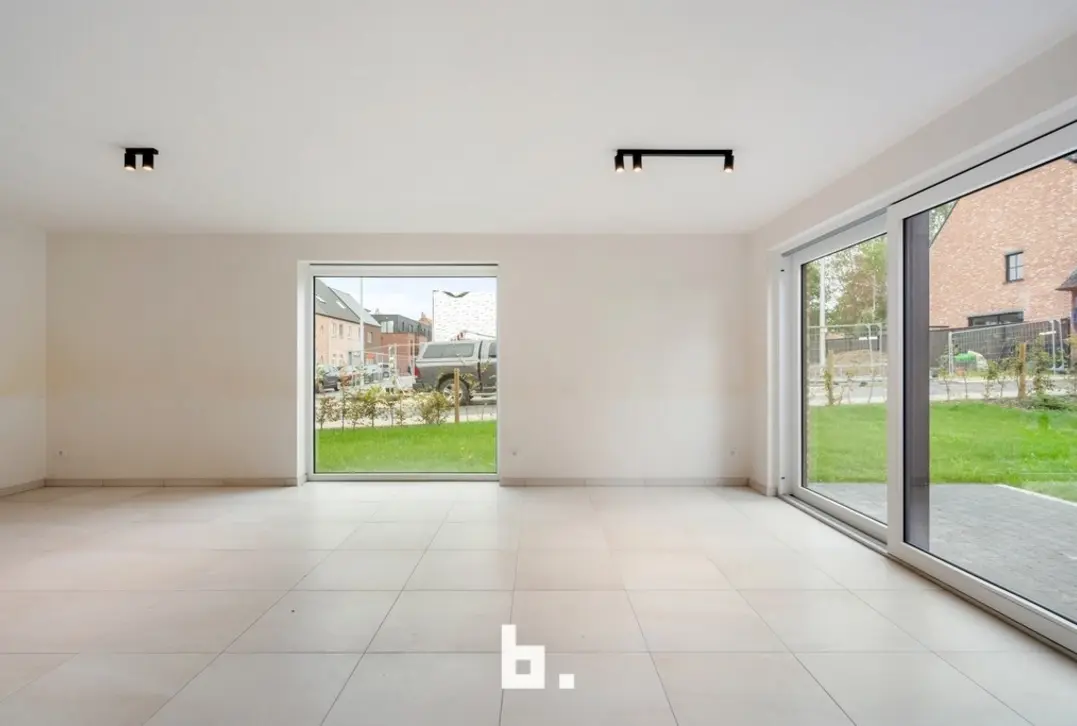 Ruime nieuwbouwwoning met 4 slaapkamers, garage en mooi afgewerkte tuin - Ledegem