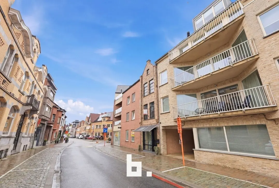 Commercieel handelspand met instapklare woonst op topligging in Roeselare - Roeselare