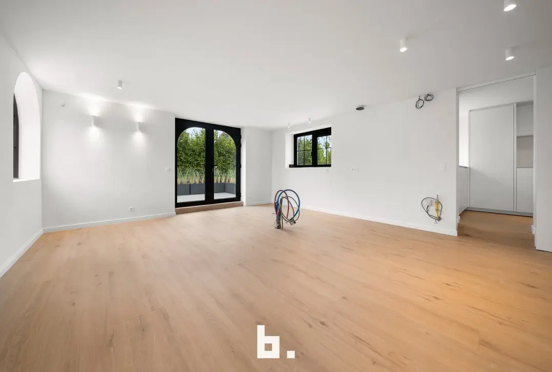 Een karaktervolle villa in uitgesproken cottagestijl, waar authentieke architectuur en hedendaags wooncomfort harmonieus samenkomen. De woning wordt omgeven doo - Oostkerke