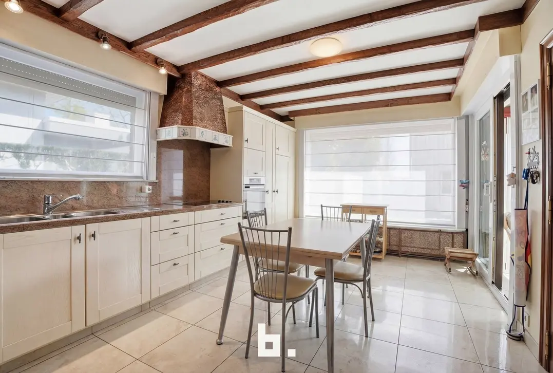 Ruime en veelzijdige woning met atelier op topligging in Izegem - Izegem