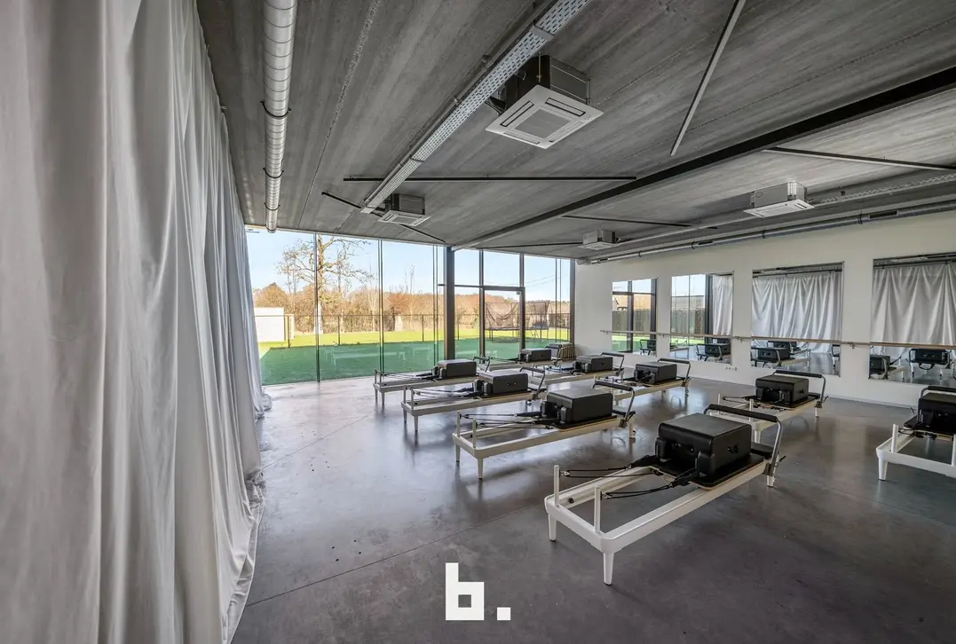 vlot bereikbaar comm gebouw met private tuin  - Zedelgem