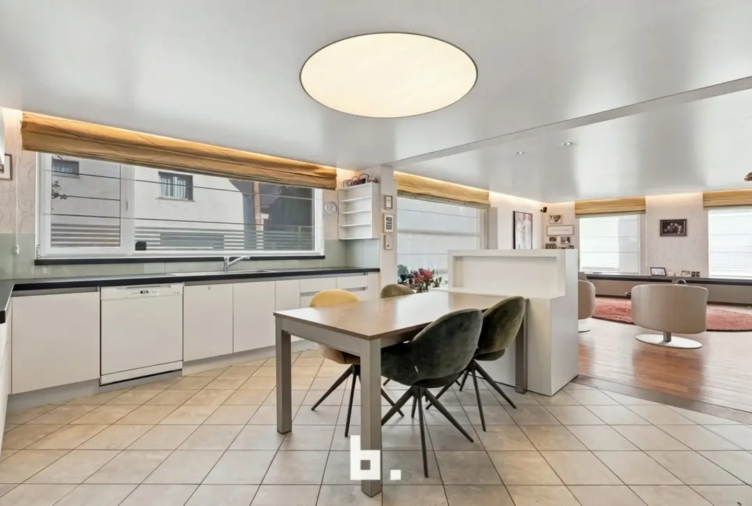Uitzonderlijk ruime woning met praktijkmogelijkheden op centrale ligging in Wingene - Wingene