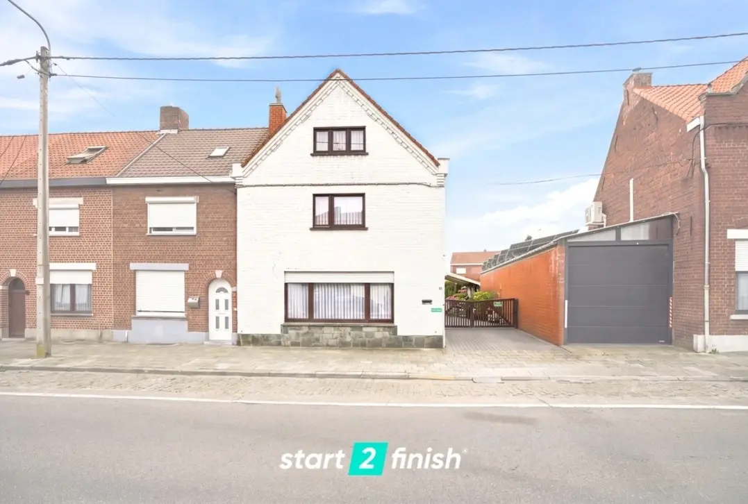 Te renoveren halfopen bebouwing met 3 garages op een perceel van 668 m² - Roeselare