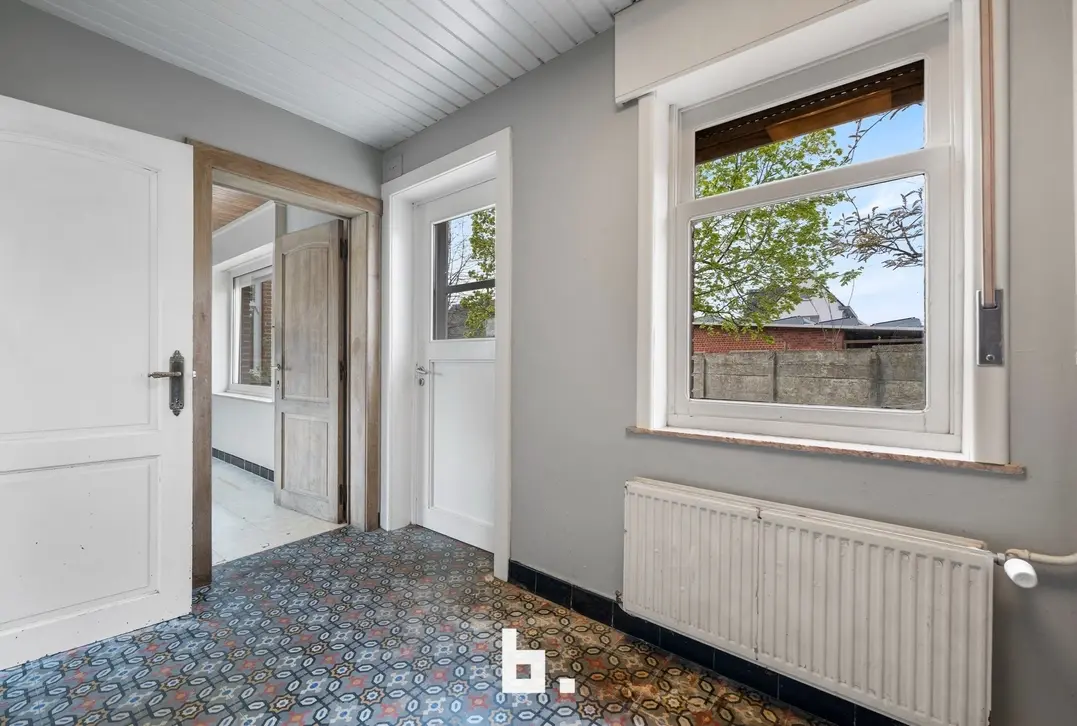 Karaktervolle renovatiewoning met ruime oprit in Kuurne - Kuurne