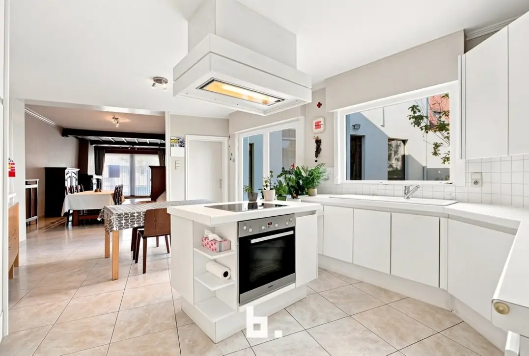 Verrassend ruime woning met 4 slaapkamers en een loods.  - Izegem