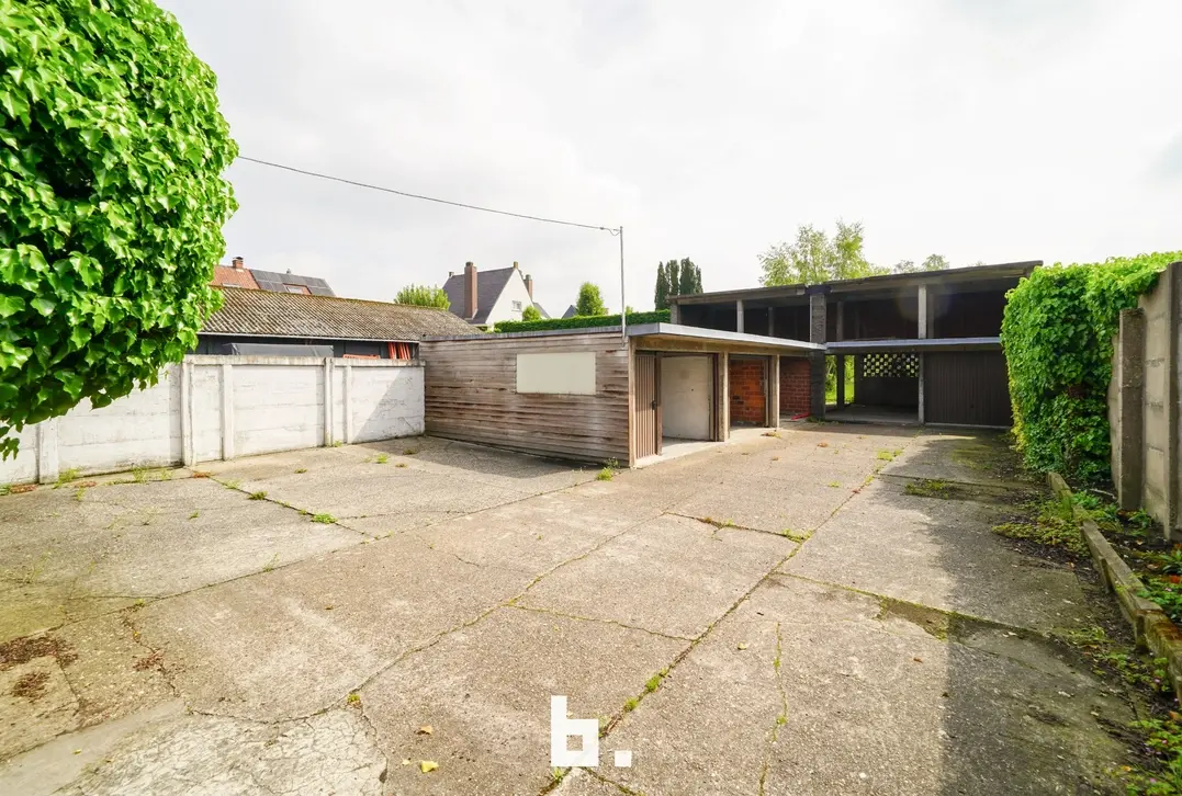 Zeer ruime halfopen woning met meerdere garages en tuin - Tielt