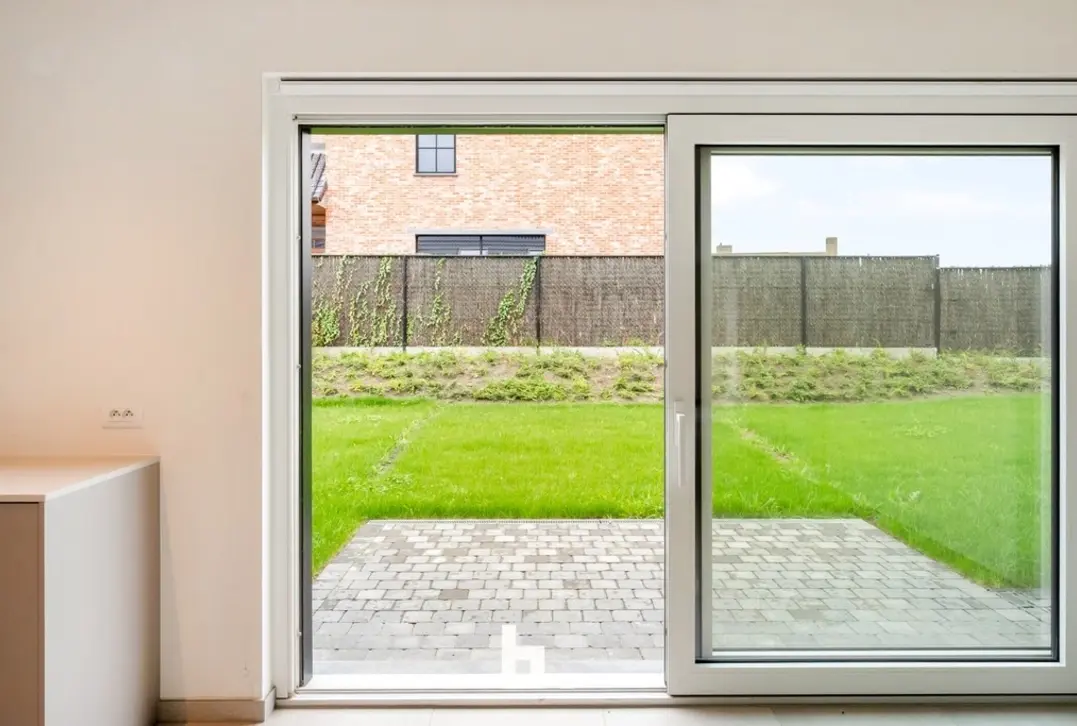 Ruime nieuwbouwwoning met 4 slaapkamers, garage en mooi afgewerkte tuin - Roeselare