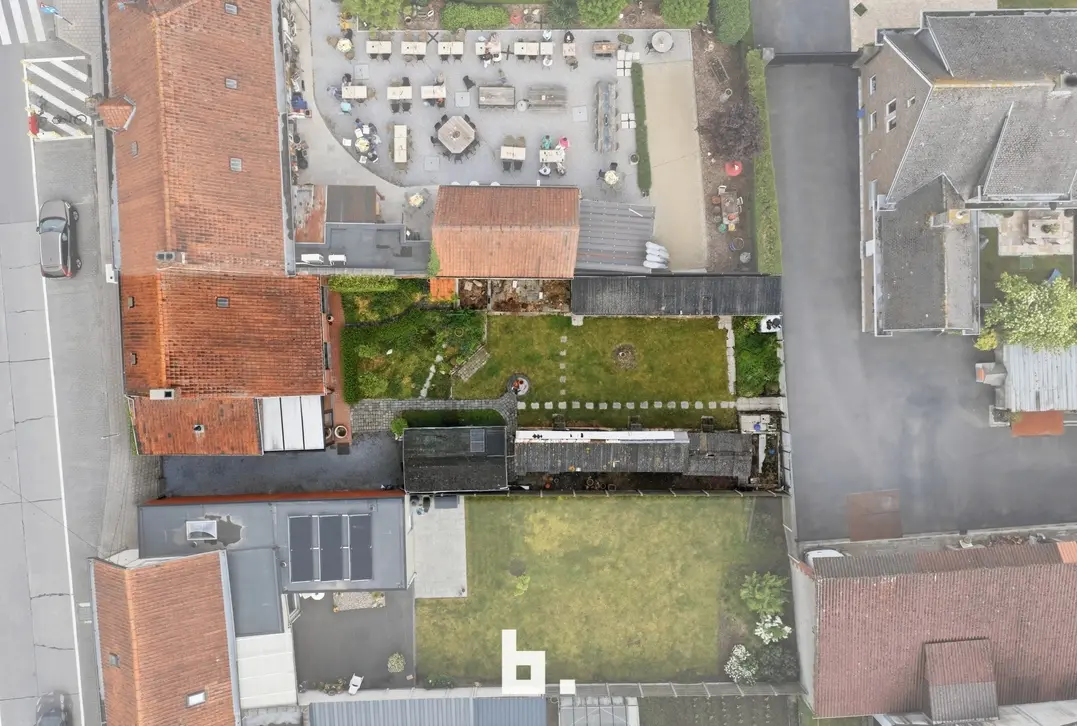 Ruime gezinswoning met veel potentieel en vlotte bereikbaarheid te Roeselare - Roeselare