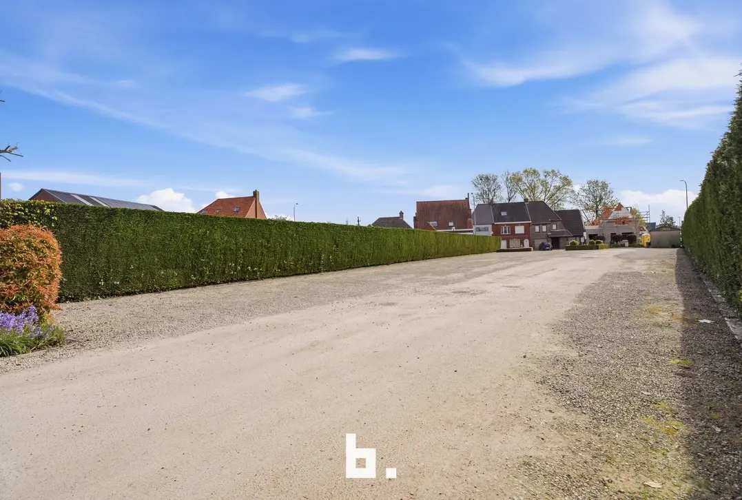 Unieke combinatie: Feestzaal met ruim appartement en grote parking te koop te Izegem! - Izegem