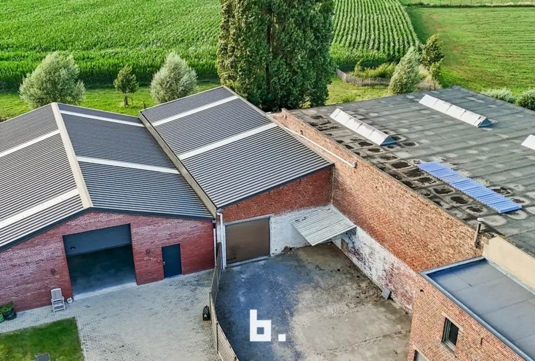 Ruime halfopen bebouwing met loods van 165 m² op 560 m² in Oostrozebeke - Oostrozebeke