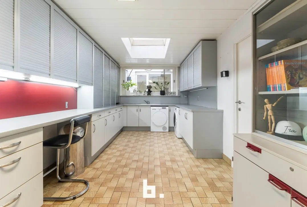 Unieke, polyvalente woning met handelsruimte, dubbele garage en atelier! - Kortrijk