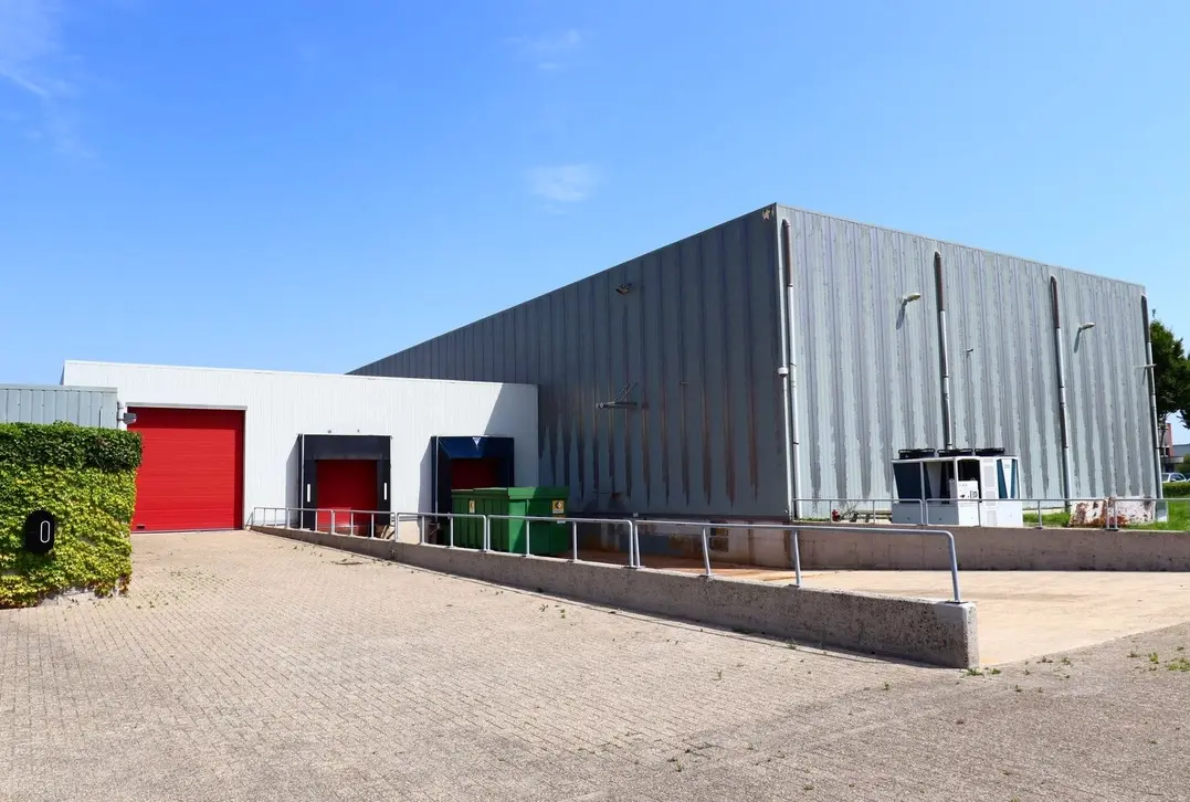 Te huur: veelzijdig bedrijfsgebouw met magazijn, kantoor en labo – instapklaar en strategisch gelegen - Malle