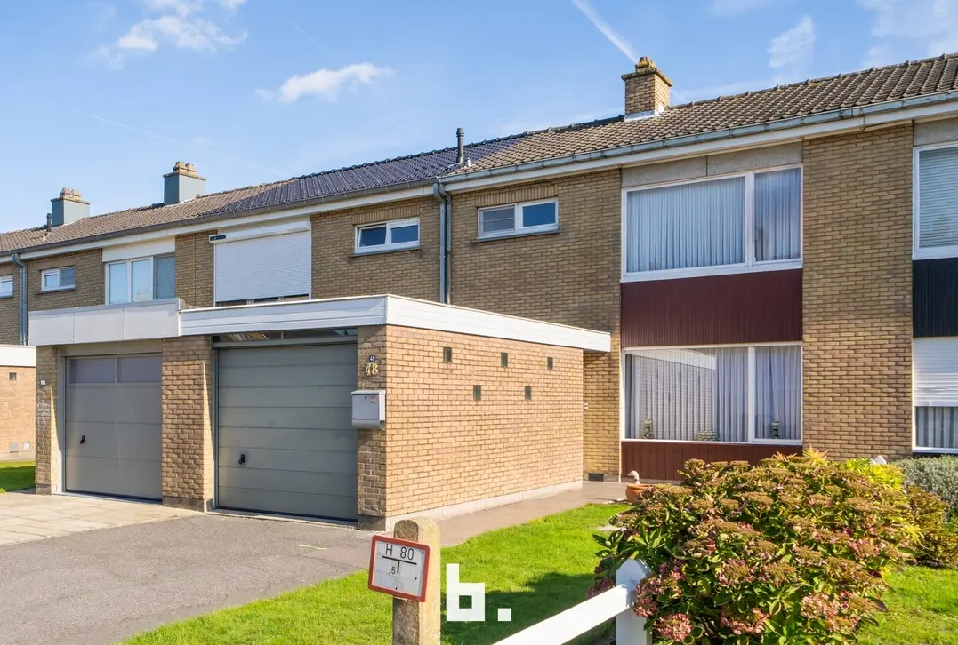 Woonhuis met 3 slaapkamers, zonnige tuin en garage te koop in rustige wijk - Oostkamp