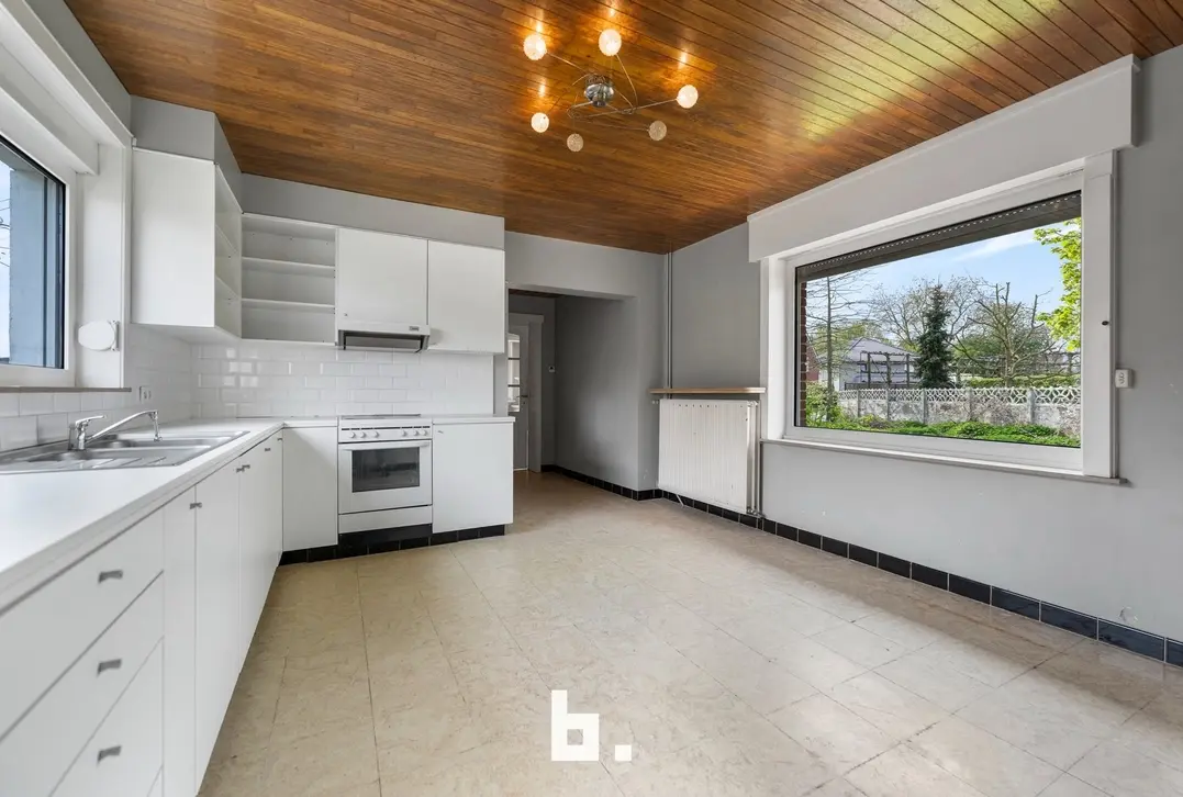 Karaktervolle renovatiewoning met ruime oprit in Kuurne - Kuurne