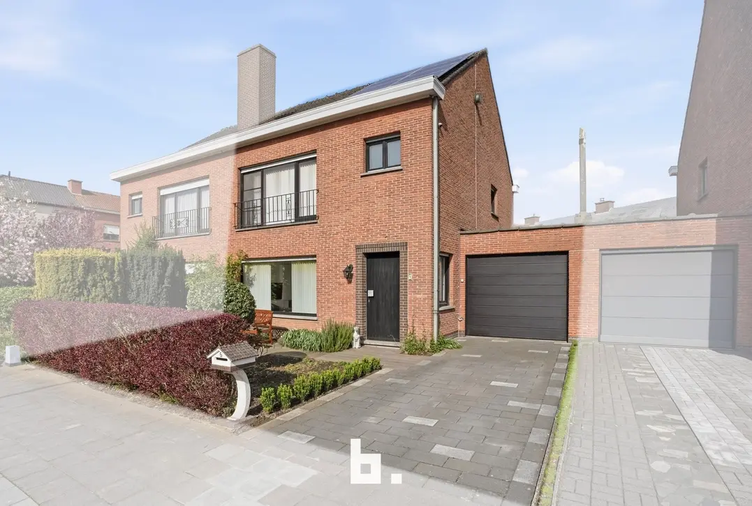 Halfopen gezinswoning met tuin, oprit en garage - Kortrijk - €315.000