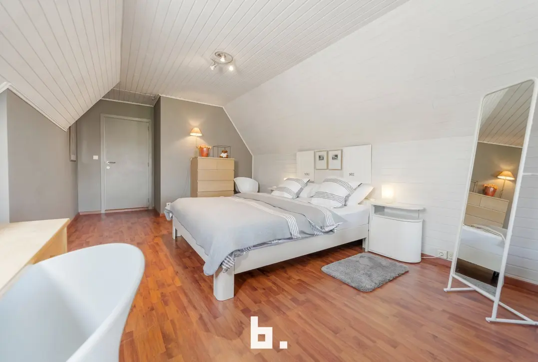 Discrete verkoop van uitzonderlijk grote villa - Varsenare