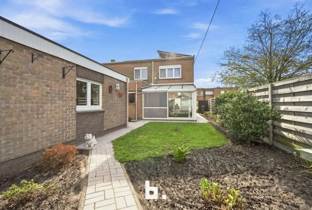 Gezinswoning met zonnige tuin, garage en oprit - Roeselare