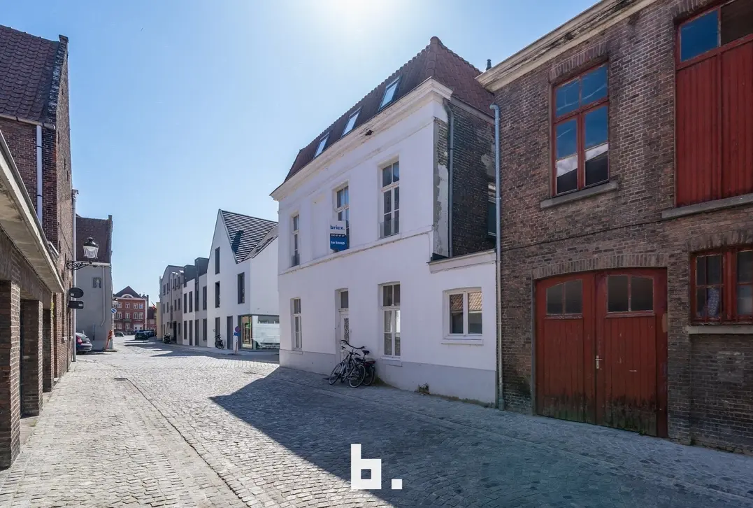 Instapklare hoekwoning met 4 slaapkamers op zeer mooie locatie te centrum Brugge - Brugge
