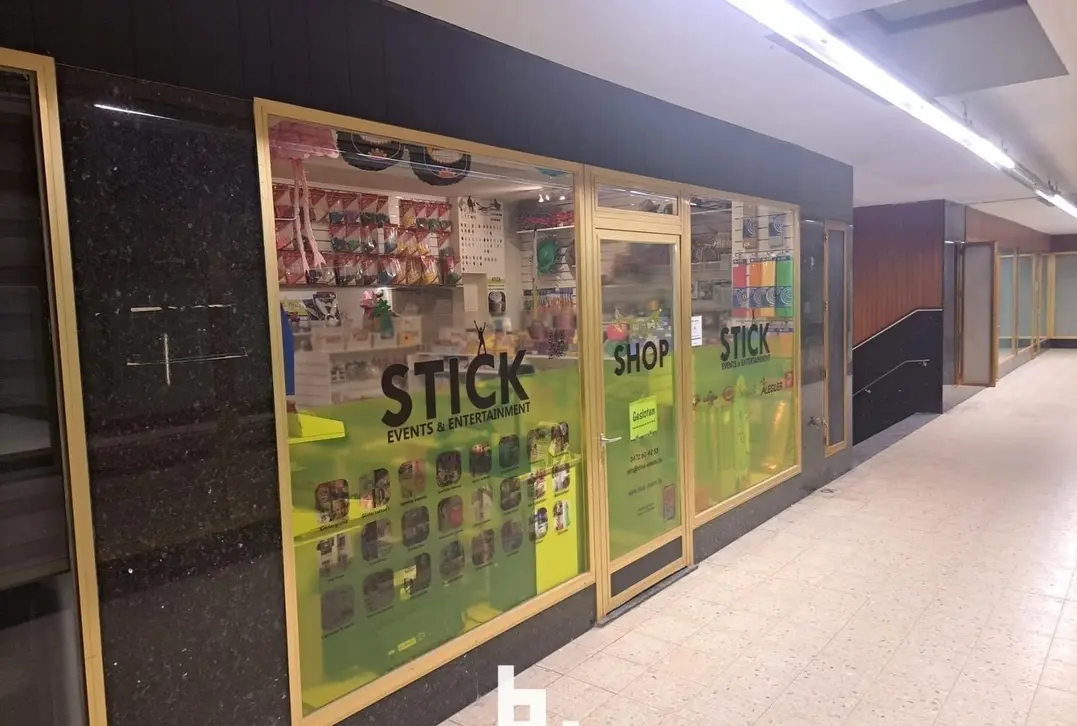 Zeer interessante kans aan zee! Dit handelspand van ca. 45 m² bevindt zich in de galerij op de Zeedijk van Blankenberge, pal tussen het strand, horeca