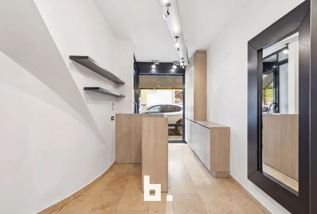 Commercieel handelspand met instapklare woonst op topligging in Roeselare - Roeselare