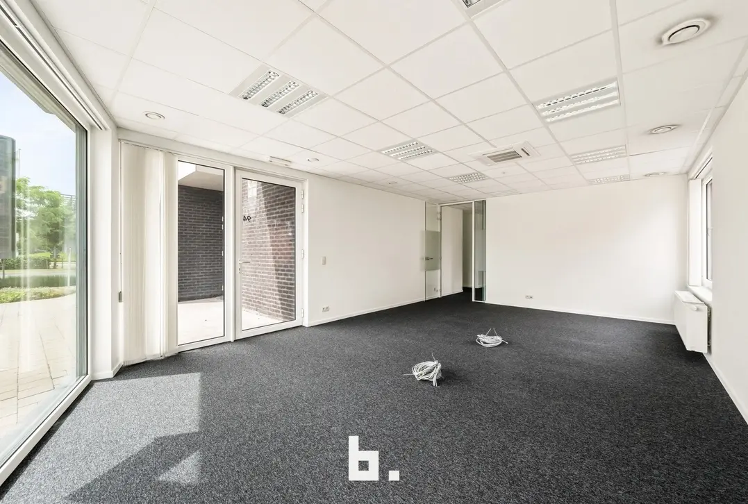 Ruim handelspand/kantoorruimte met 7 parkeerplaatsen op toplocatie in Roeselare - Roeselare