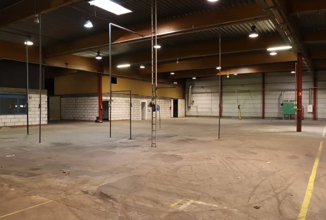 Ruim magazijn met kantoren – Circa 3.021 m² - Marke