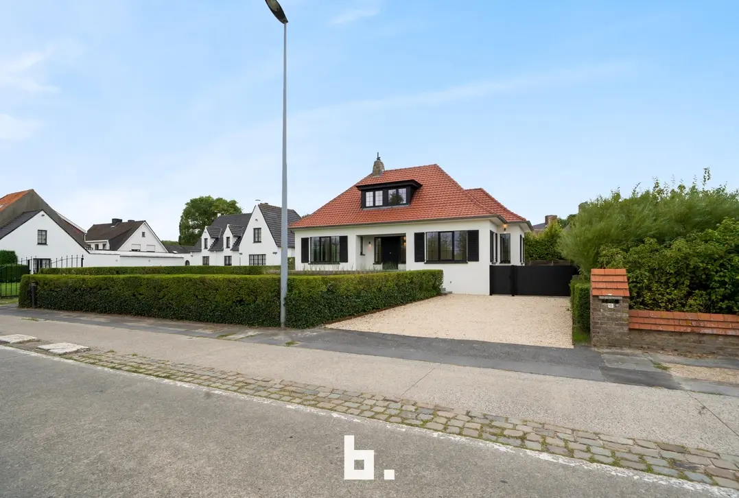 Een karaktervolle villa in uitgesproken cottagestijl, waar authentieke architectuur en hedendaags wooncomfort harmonieus samenkomen. De woning wordt omgeven doo - Oostkerke