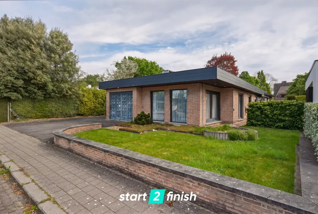 Ruime gelijkvloerse villa op 757 m² met dubbele garage en zonnige tuin - Roeselare