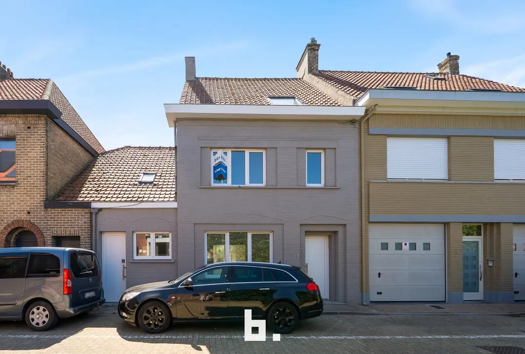 Volledig gerenoveerde woning met 4 slpks, 2 badkamers en mooie tuin op zeer centrale ligging te Gistel  - Gistel