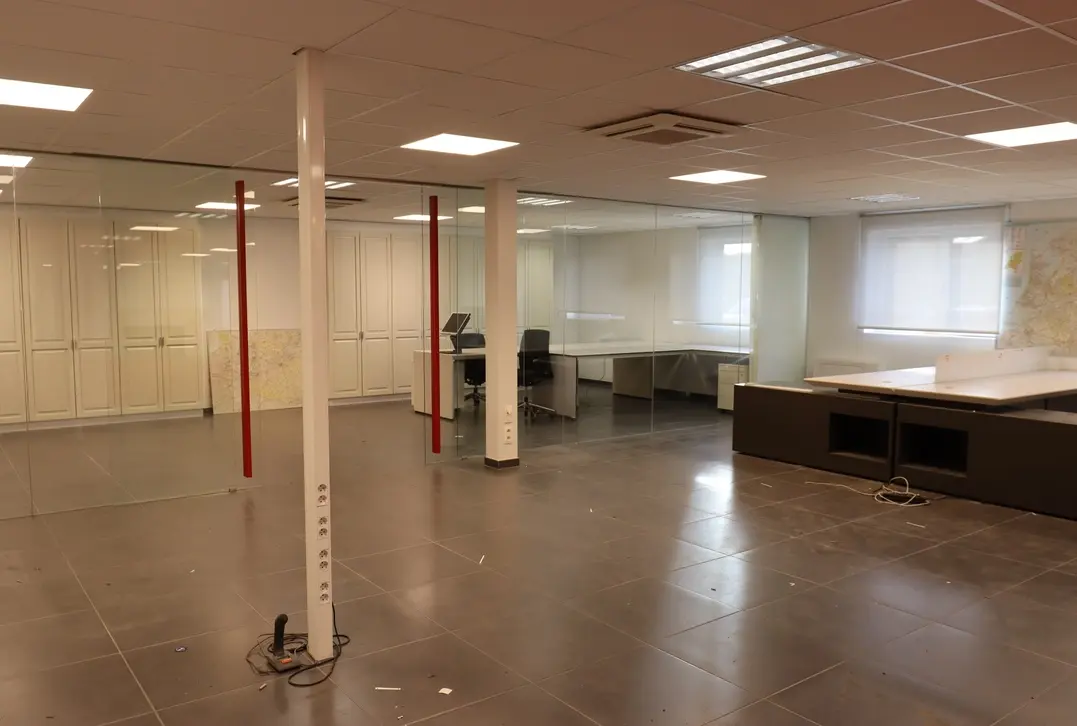 Ruim magazijn met kantoren – Circa 3.021 m² - Marke
