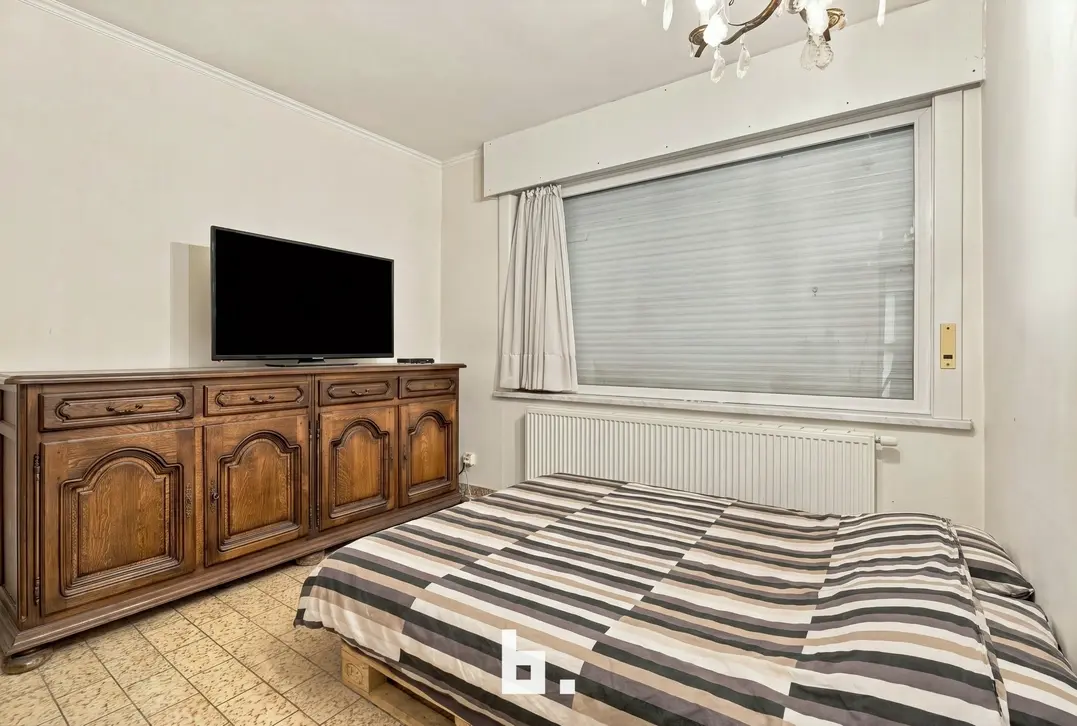 Halfopen woning met 3 slaapkamers, garage en 5 extra garages nabij het Sterrebos - Roeselare
