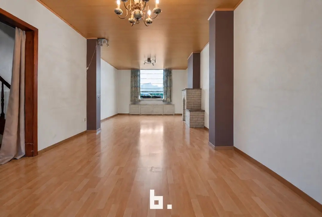 Te renoveren halfopen bebouwing 600m²met ruime tuin en garage op uitstekende ligging. - Sint-Andries