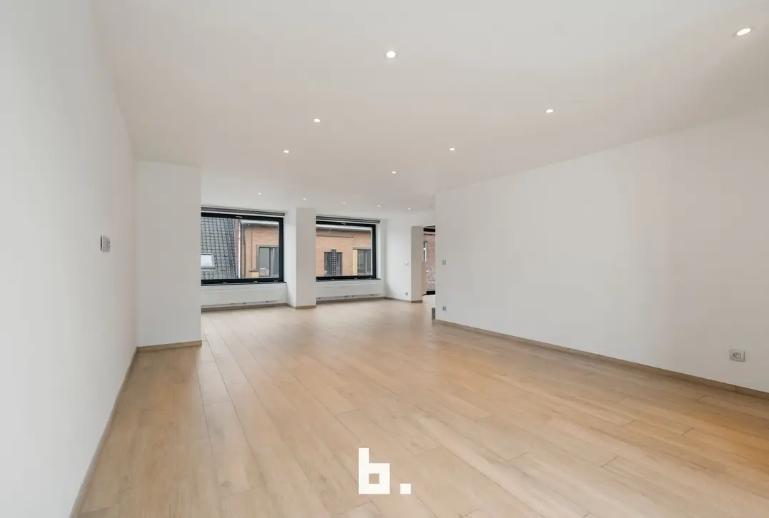 Prachtig gerenoveerd duplexappartement met groot terras en 4 kamers-Wevelgem-€275.000