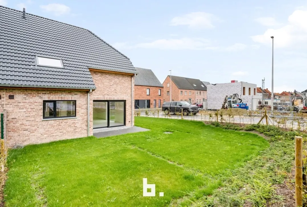 Ruime nieuwbouwwoning met 4 slaapkamers, garage en mooi afgewerkte tuin - Ledegem