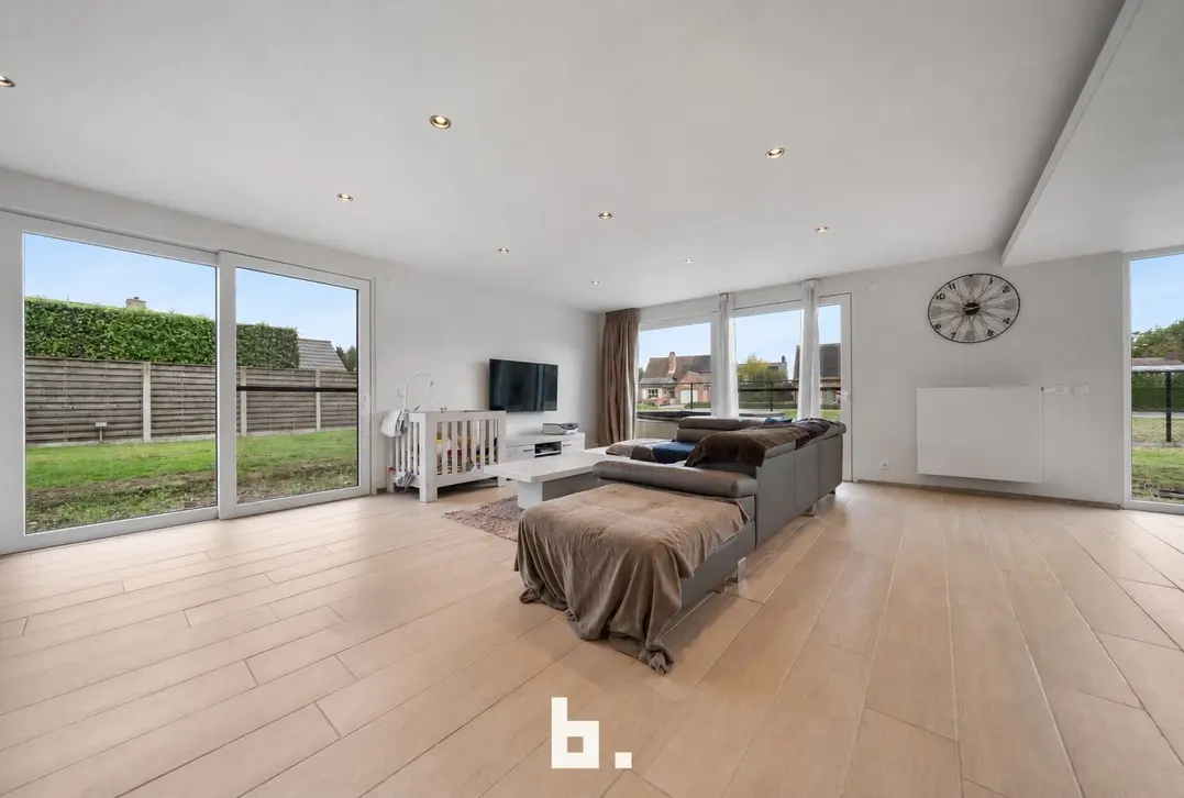 Prachtige nieuwbouwvilla met 4 ruime slaapkamers, inpandige garage en tuin - Zwevezele