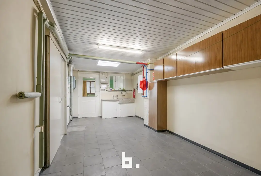 Ruime woning met 3 slaapkamers, veranda, tuin en garage in het centrum - Roeselare