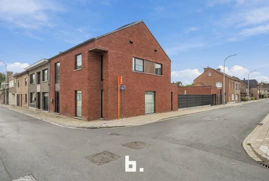 Volledig heropgebouwde energienegatieve woning met 3 slaapkamers, grote garage en carport! - Izegem