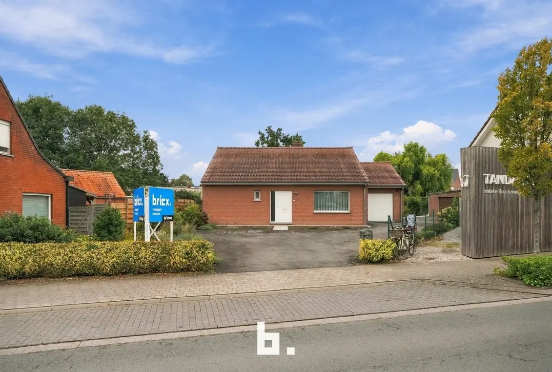Alleenstaande woning met prachtige tuin, garage en 3 slaapkamers in Hooglede. - Hooglede
