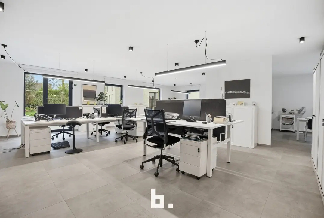 Instapklaar en lichtrijk handelspand van ca. 252 m² op strategische topligging in Rumbeke - Roeselare