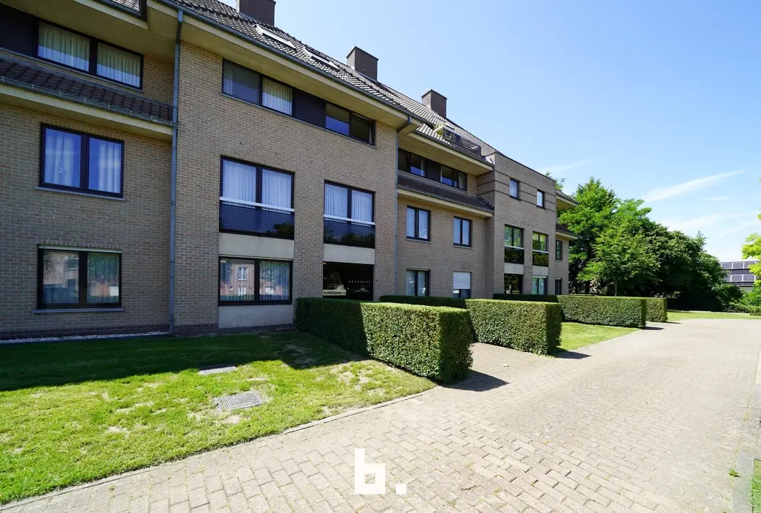 Deze ruime duplex is gelegen op een uitstekende locatie in Sint-Michiels, vlakbij winkels, openbaar vervoer, scholen en belangrijke verbindingswegen.
