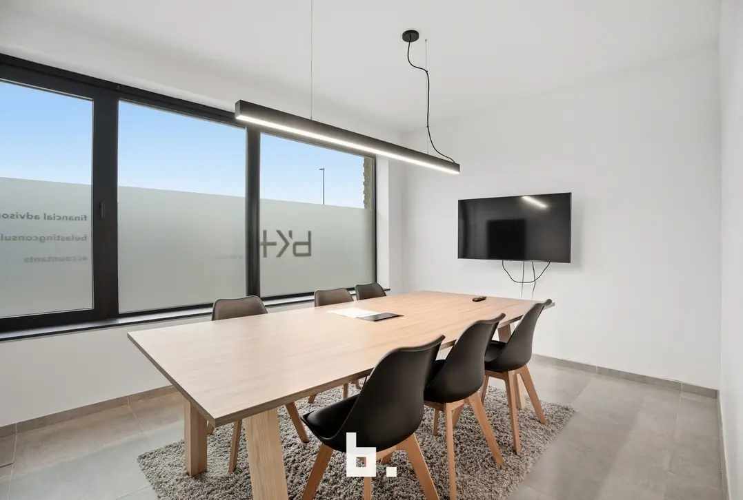 Instapklaar en lichtrijk handelspand van ca. 252 m² op strategische topligging in Rumbeke - Roeselare