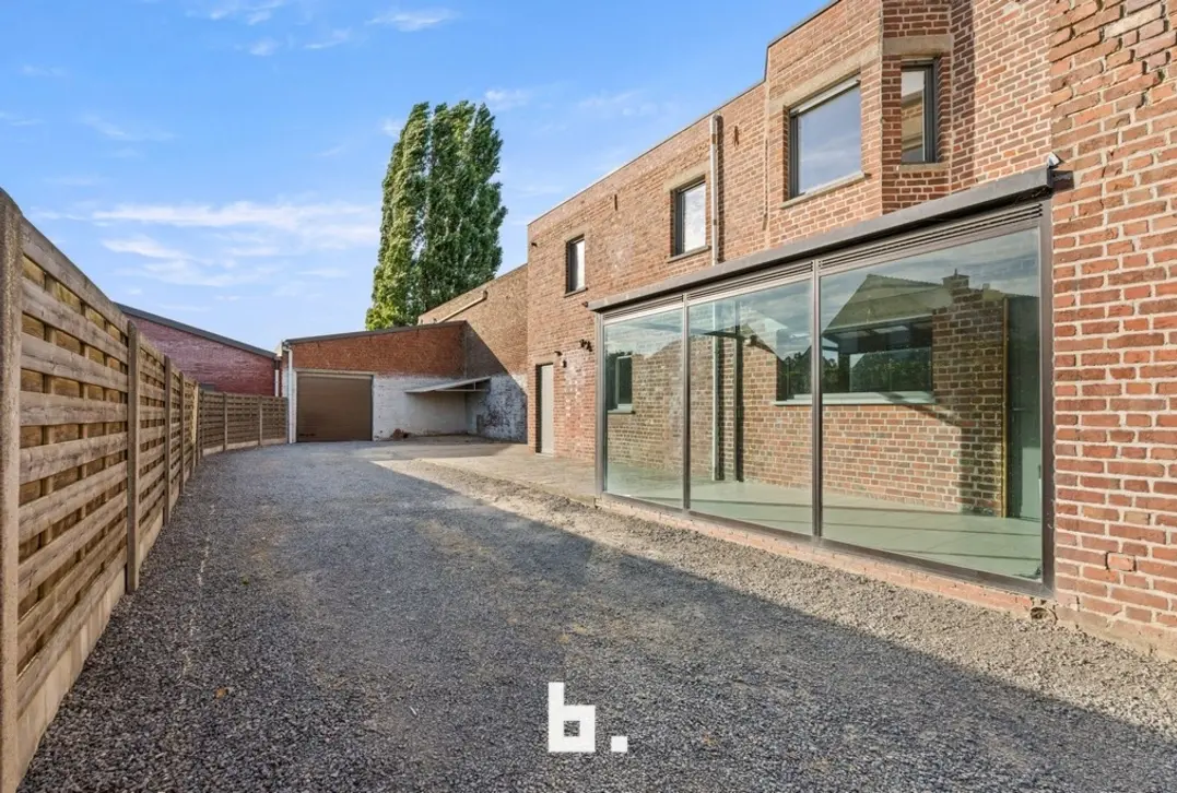 Ruime halfopen bebouwing met loods van 165 m² op 560 m² in Oostrozebeke - Oostrozebeke