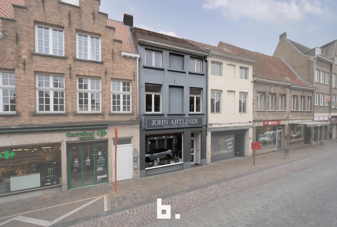 Op het einde van de Smedenstraat bevindt zich dit instapklare kantoorgebouw met een polyvalente indeling over drie verdiepingen.
Gelijkvloers: twee r