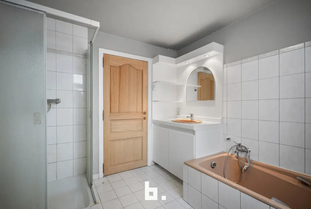 Ruime halfopen bebouwing met 4 slaapkamers, oprit en dubbele garage. - Wevelgem