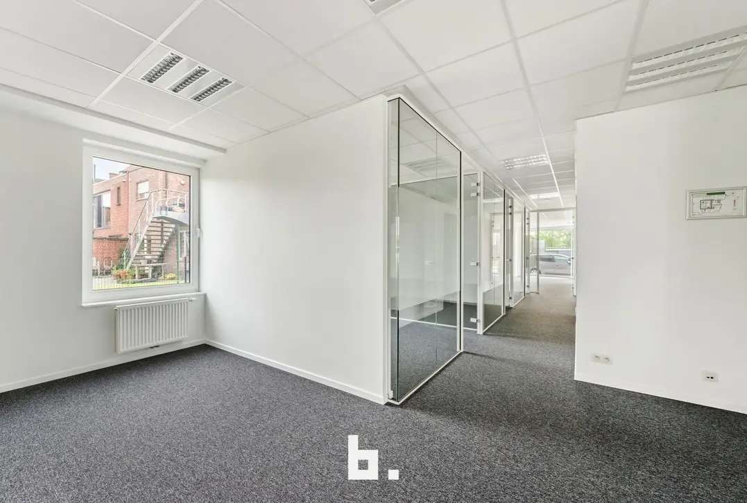 Ruim handelspand/kantoorruimte met 7 parkeerplaatsen op toplocatie in Roeselare - Roeselare