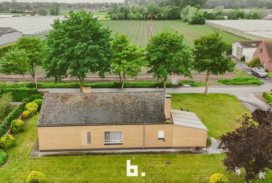 Deze bungalow biedt tal van mogelijkheden voor wie op zoek is naar een renovatieproject op een rustige en gegeerde ligging. De woning omvat een inkomh