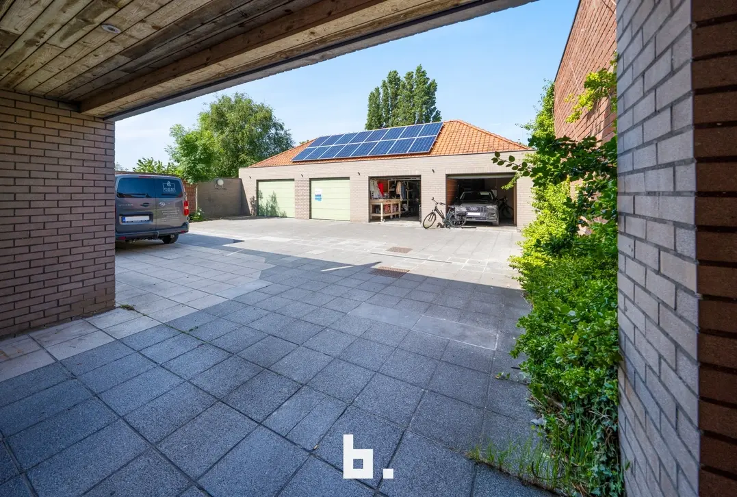 Mooie, ruime garage met elektrische poort en oprit. - Brugge