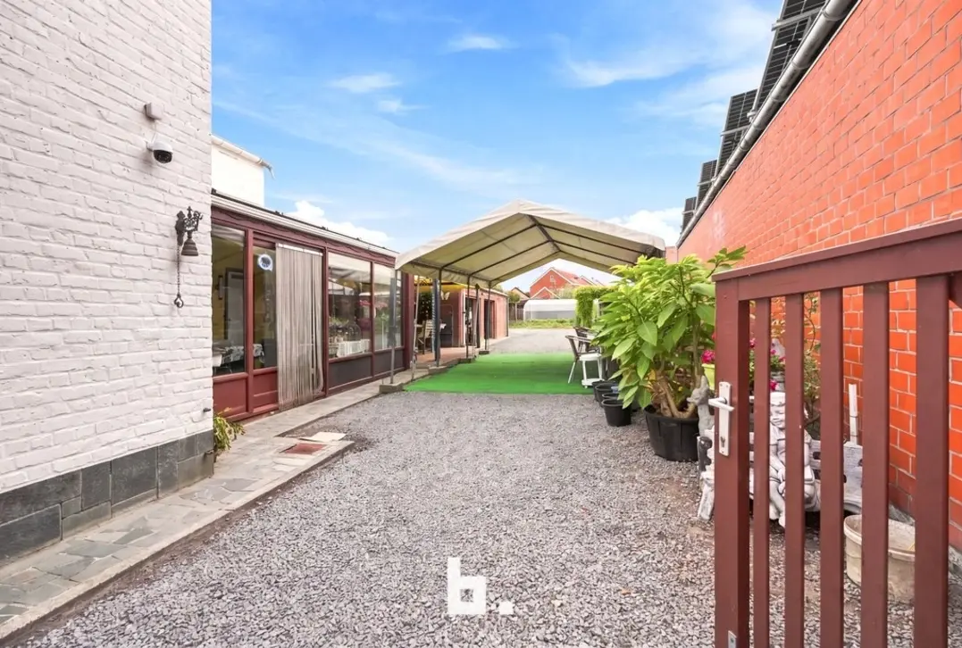 Te renoveren halfopen bebouwing met 3 garages op een perceel van 668 m² - Roeselare